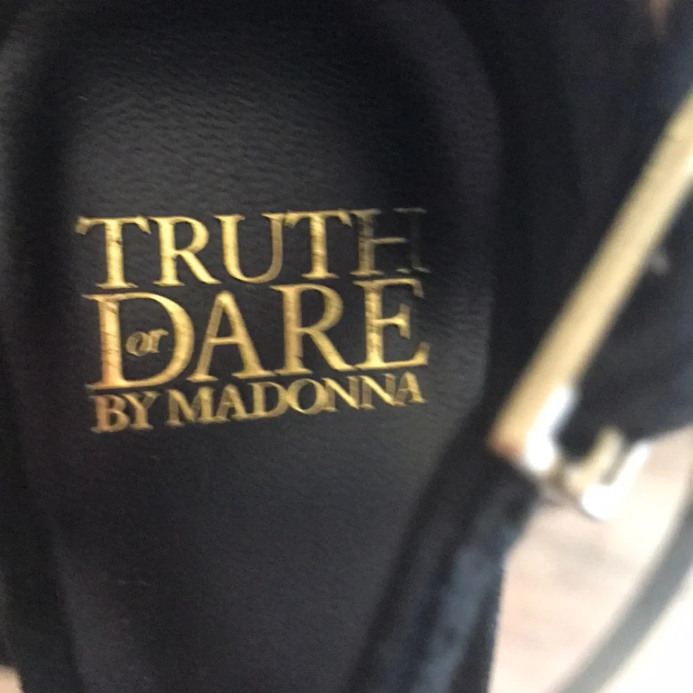 Elegant Black and Gold Platform Heels - Picture 6 of 7